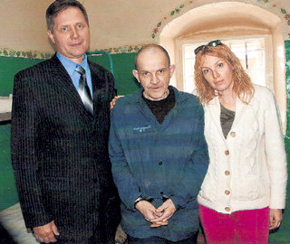 С представителем тюремного служения ХРЦ «Протестант» Алексеем НАЙДИОНОМ (слева) Елена утешала смертников – насильников и убийц…